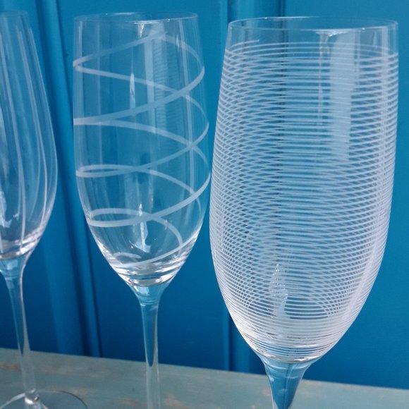 Toasting Glasses Set of 4 Etched Glass Flutes Mikasa Crystal Polka Dots Swirls - Picture 6 of 16